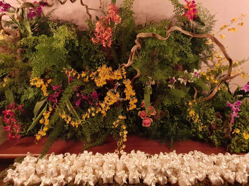 Orquídeas variadas davam acabamento ao imenso aparador de bem-casados