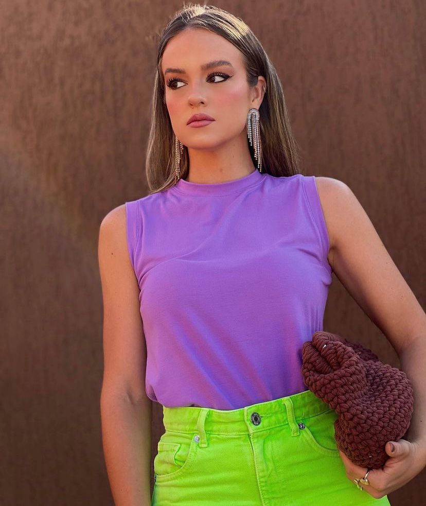 Looks coloridos + brincos de strass