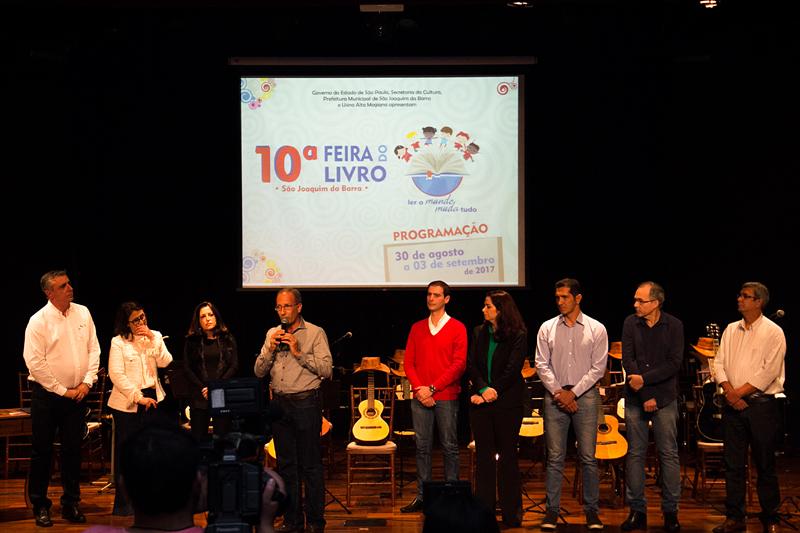 Comissão organizadora e patrocinadores da Feira do Livro de São Joaquim da Barra