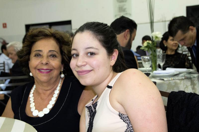Maria Tereza Menezes Barbosa, esposa do diretor executivo Roberto Inácio Barbosa e a neta Luiza