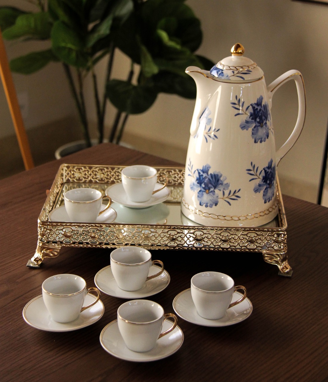 Garrafa Porcelana R$ 772, Jogo 6 xícaras café R$ 135, Bandeja R$ 335