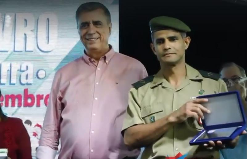 e do chefe de instrução do Tiro de Guerra local Reginaldo de Brito Passos