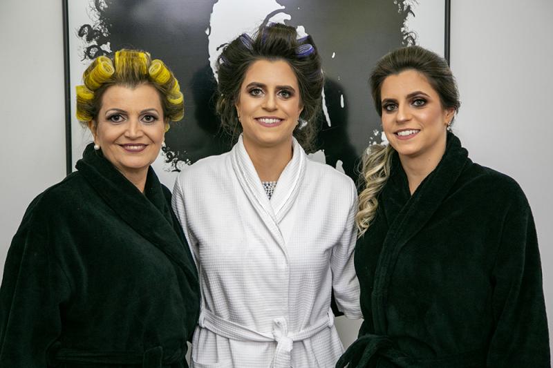 O Dia da noiva aconteceu no Zedeckias Cabeleireiros com madrinhas, a mãe Ida Ferreira, e a irmã gêmea Gabriela Ferreira