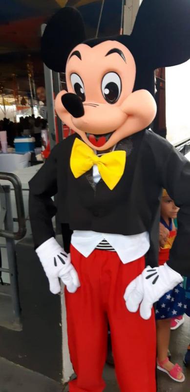 Mickey Mouse chegando para a matinê