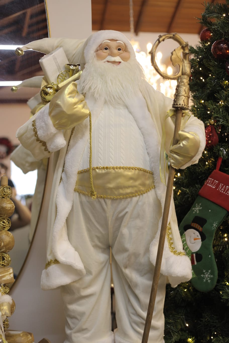 Papai Noel branco e dourado representa riqueza e abundância