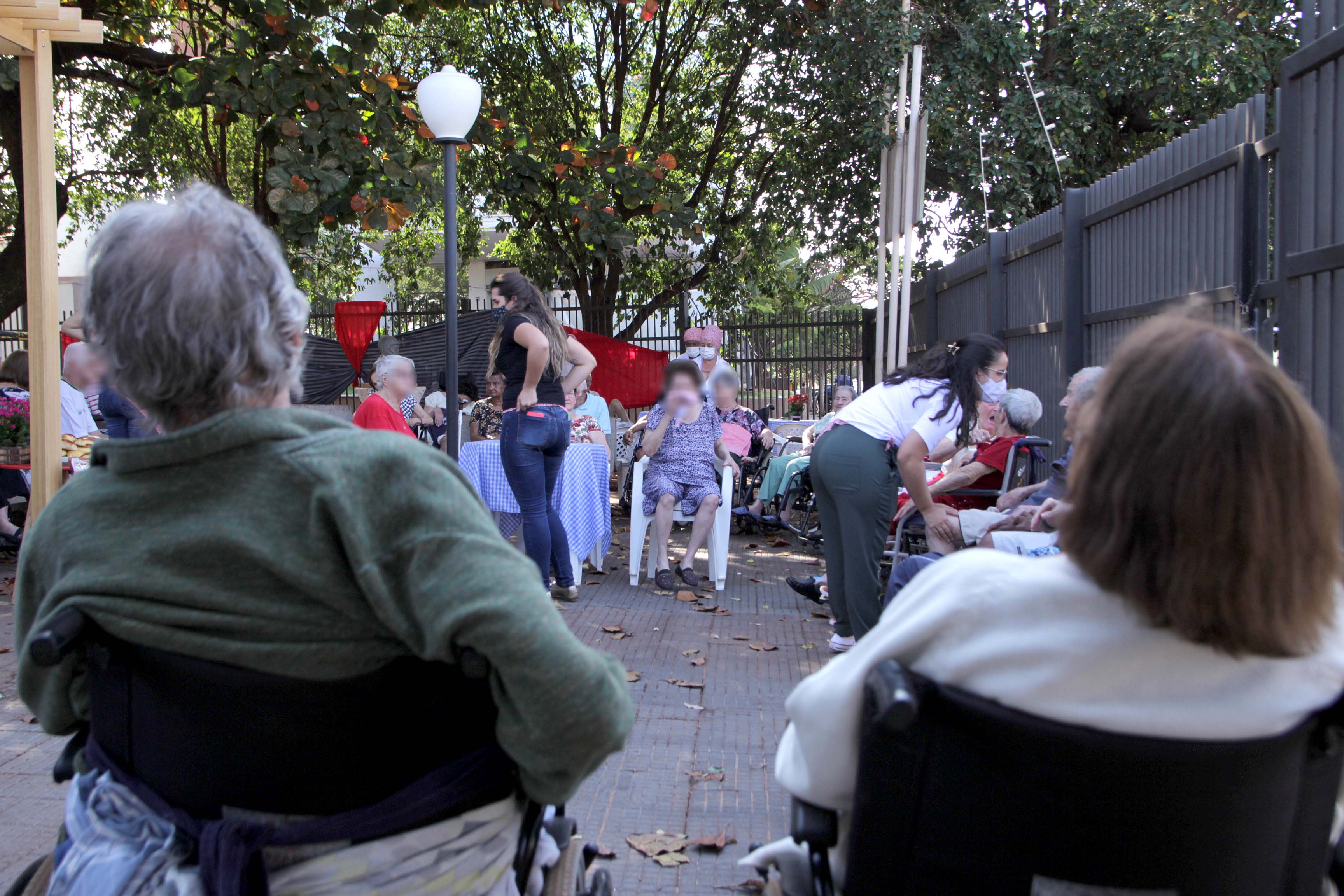 Os idosos interagiram com funcionários e diretoria