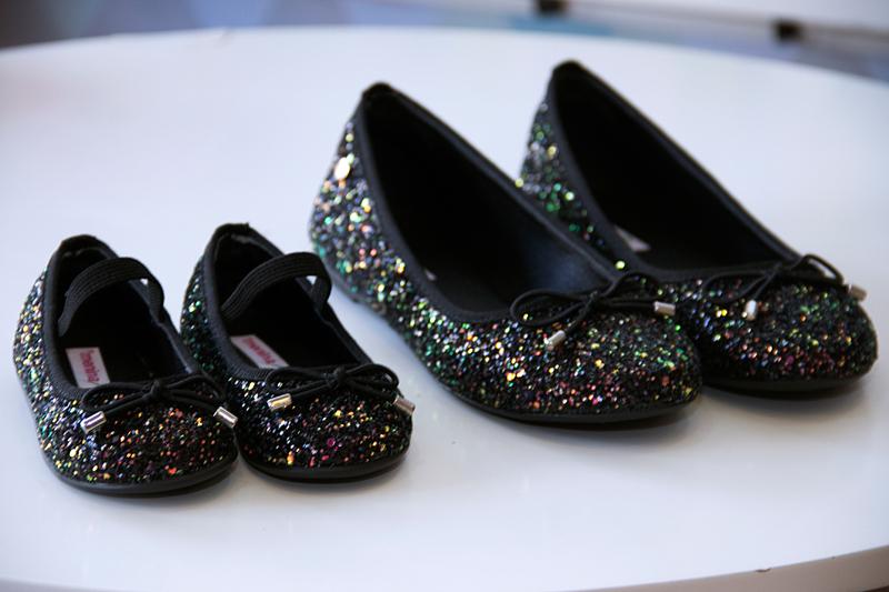 Sapatos adultos e infantis, para a pequena ficar igual a mamãe