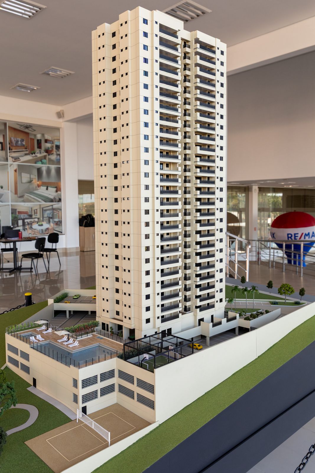 São 25 andares, 4 apartamentos por andar