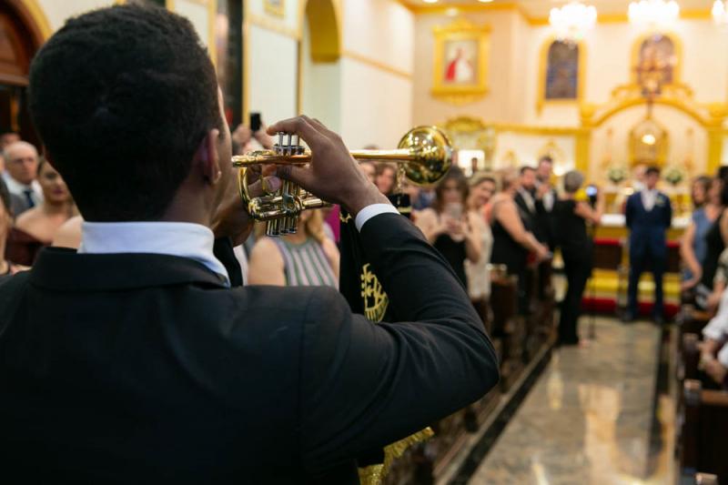 Um trompete anunciava a entrada da noiva