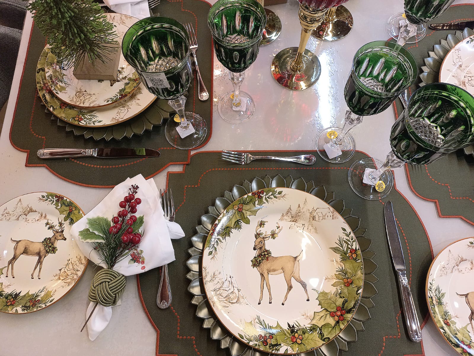 Mesa posta com taças da Strauss de cristal de chumbo 24% lapidado com overlay (camada de cor)