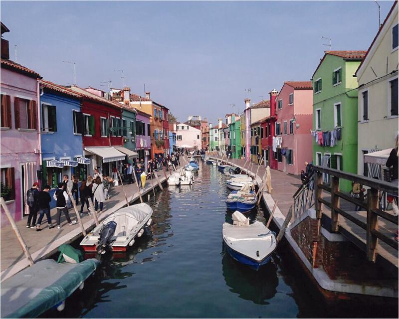 Burano, pequena ilha nas proximidades de Veneza, colorida, mágica, conhecida pela produção de renda e casas coloridas
