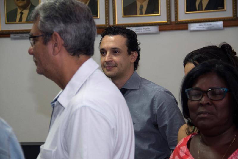 Em primeiro plano o vice-prefeito Éder Tavares, ao fundo Júlio Mila, à direita vereadora Cidoca do Orlandinho