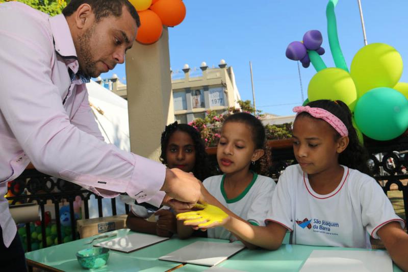 Oficina de artes em azulejos com o artista Francisco Bento