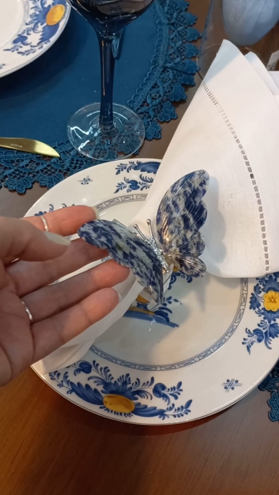 Os porta-guardanapos de borboletas em Ágata verdadeira lapidadas a mão compondo essa linda mesa com as porcelanas portuguesas da Vista Alegre