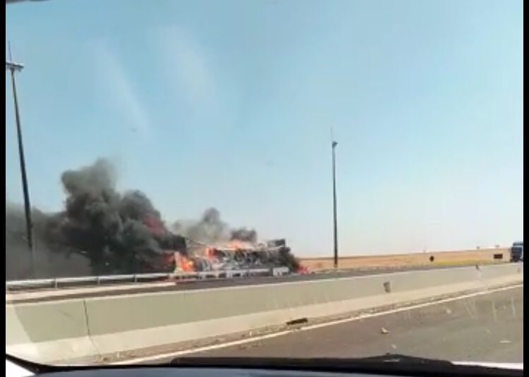 Caminhão pegou fogo próximo pedágio Guará / Imagem WhatsApp