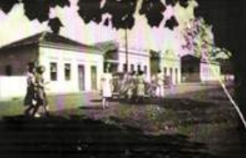 Casas antigas no entorno da praça