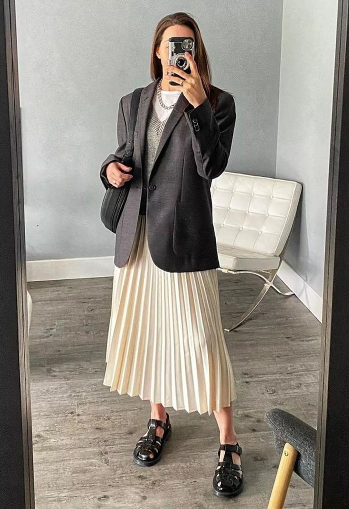 Vestidos neutros com a sandália preta ou marrom