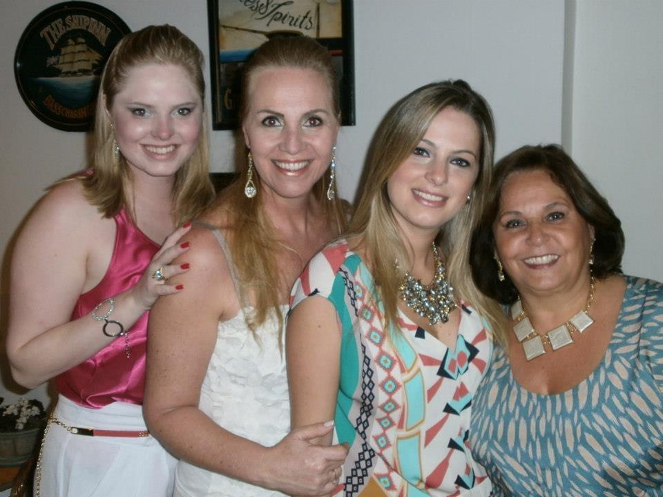 Em 2012, com a mãe, a irmã caçula e a sogra Eliane, no noivado