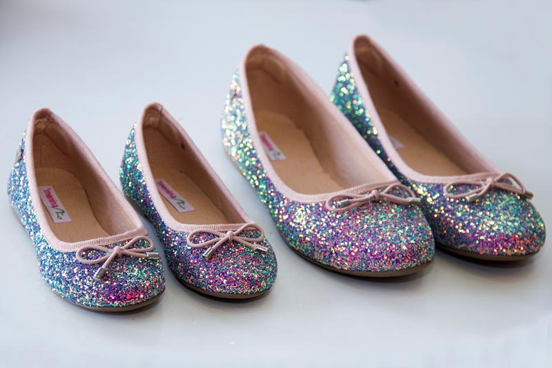 Sapatos adultos e infantis, para a pequena ficar igual a mamãe