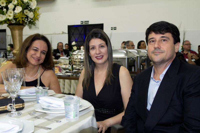 Adriana Oliveira (esposa do diretor da FAJOB – Dr.Antonio Luís de Oliveira), Luciana Moreira Inácio, diretora do COC e esposo Ronan Nassif.