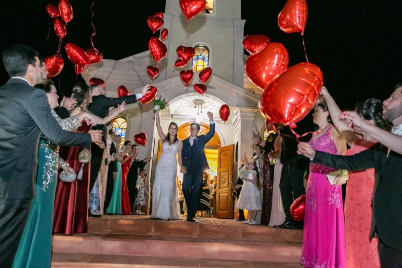 Balões vermelhos para saudar os noivos na saída da Capela Santo Hilário