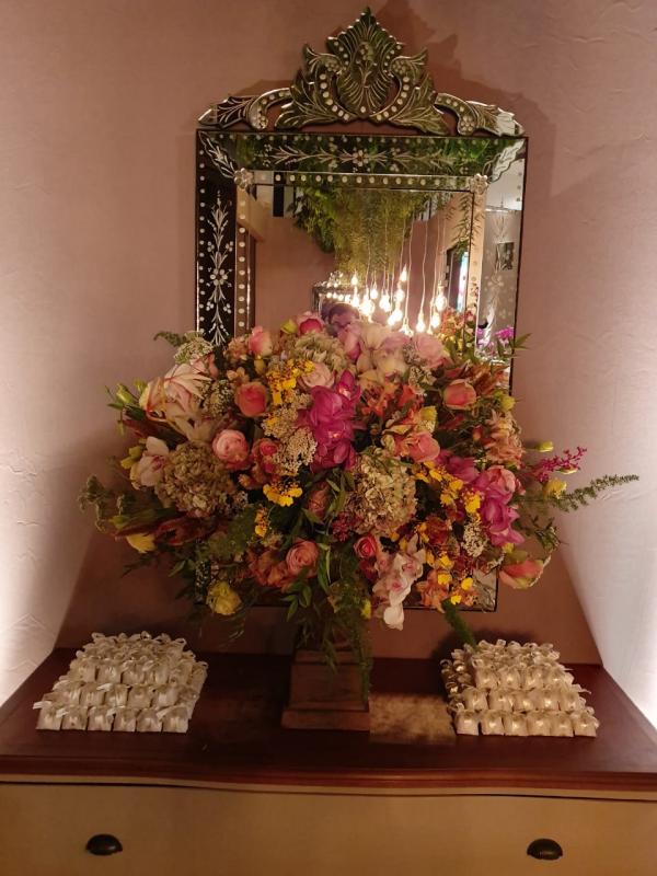 O salão estava um deslumbre decorado com alstroemerias, rosas, orquídeas, lisiantus