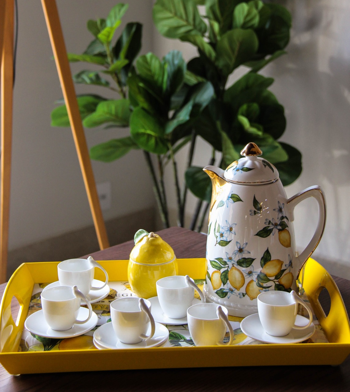 Garrafa Térmica Porcelana R$ 510 Jogo c/ 6 xícaras Birds R$ 280 Bandeja amarela Limão Siciliano R$ 510