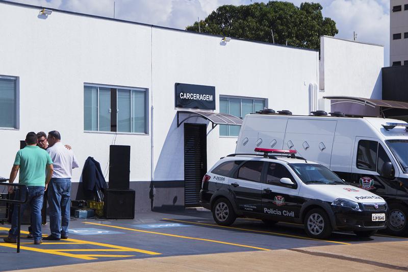 Entrada pelo lado externo do Centro de Carceragem