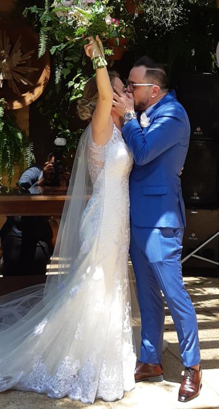 O beijo apaixonado dos noivos Daniella e Fernando