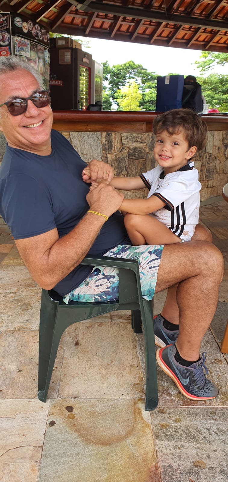 Beto Silveira  com o neto  Gabriel