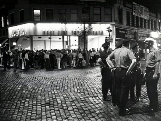Antes que chegasse o primeiro camburão a multidão havia aumentado em dez vezes e, com isso, elevou-se também a tensão. Foto: Getty Images.