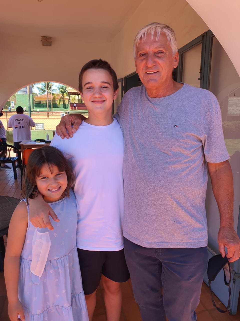 Valentina,  Enzo com o avô  Edsel  Guaitoli