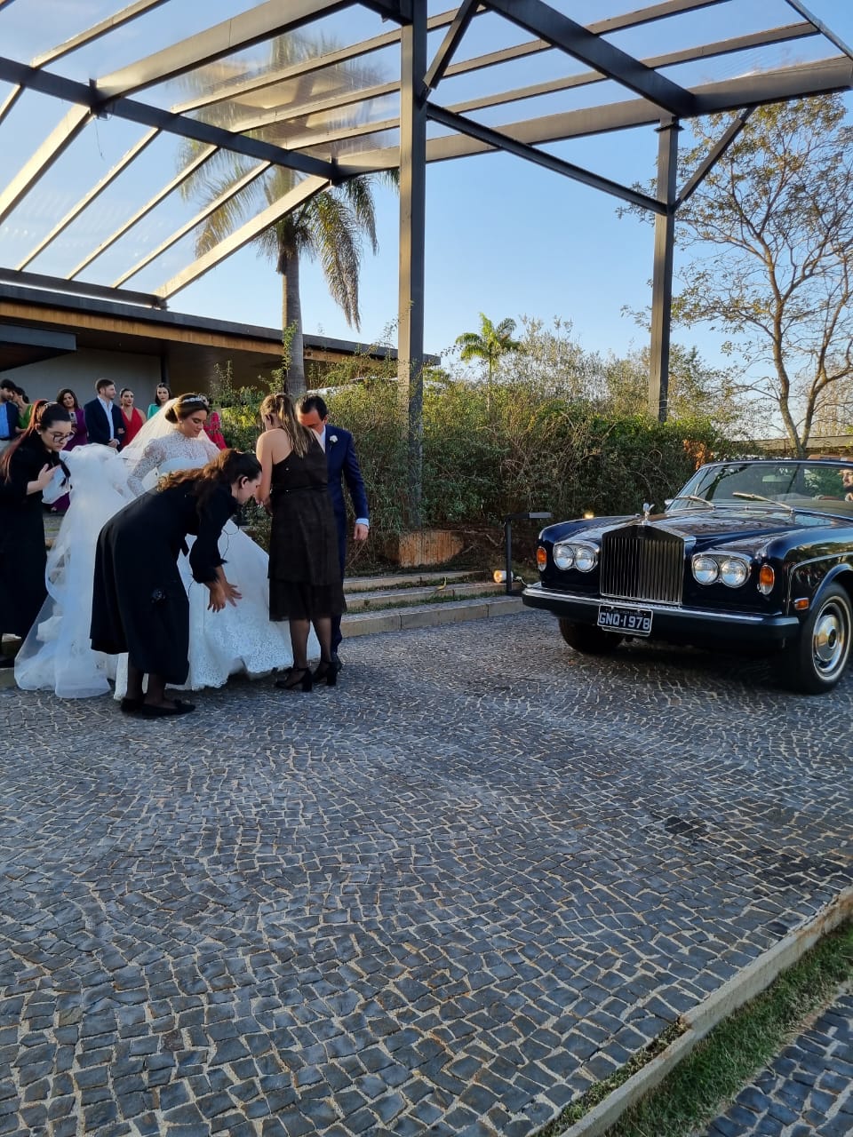 A chegada da noiva no Rolls Royce da coleção da família