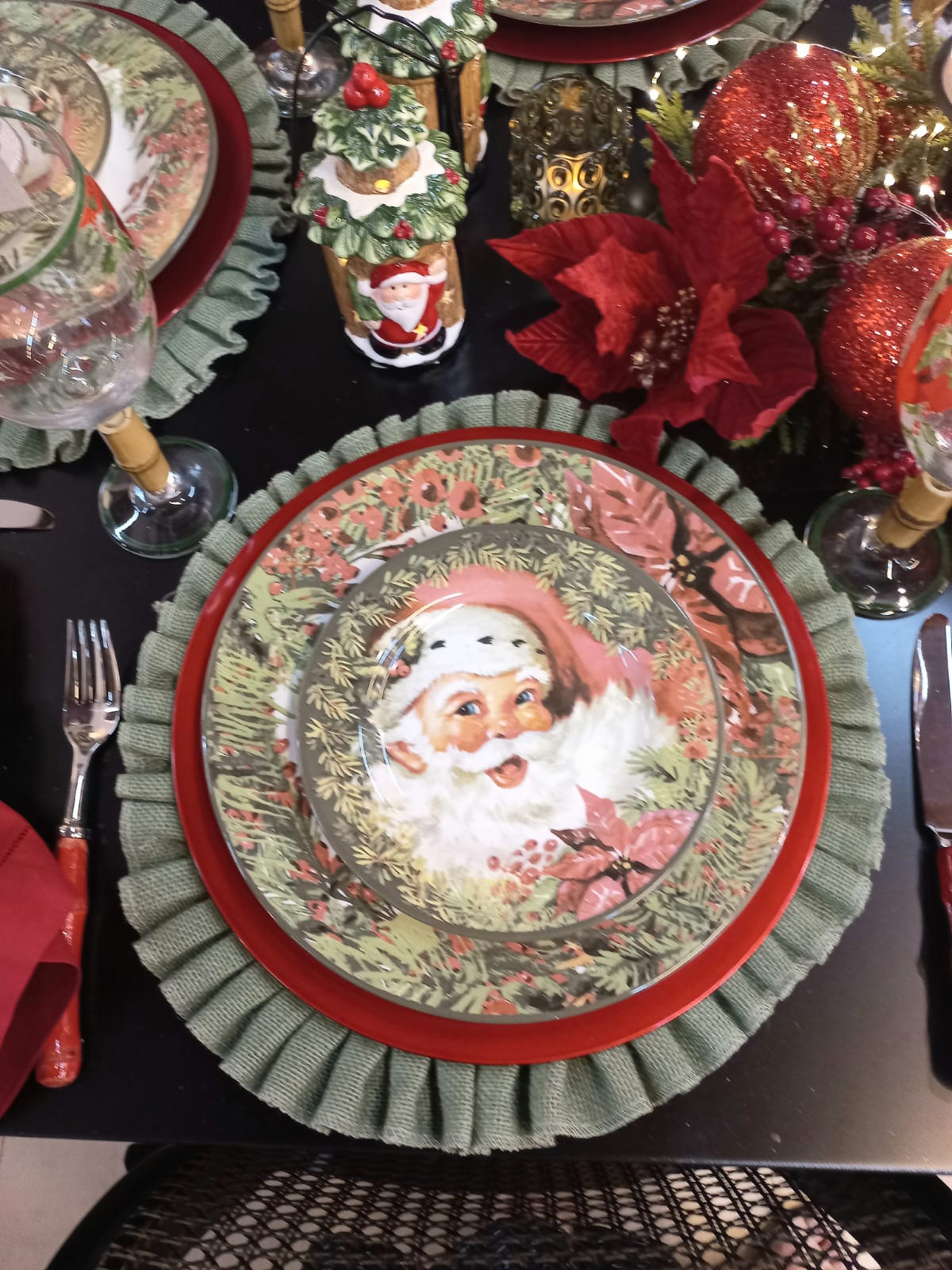 Louças com estampas tradicionais de Natal são destaque nessa mesa posta