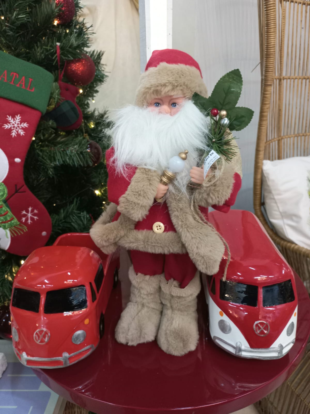 Papai Noel se exibe entre miniaturas de Kombis