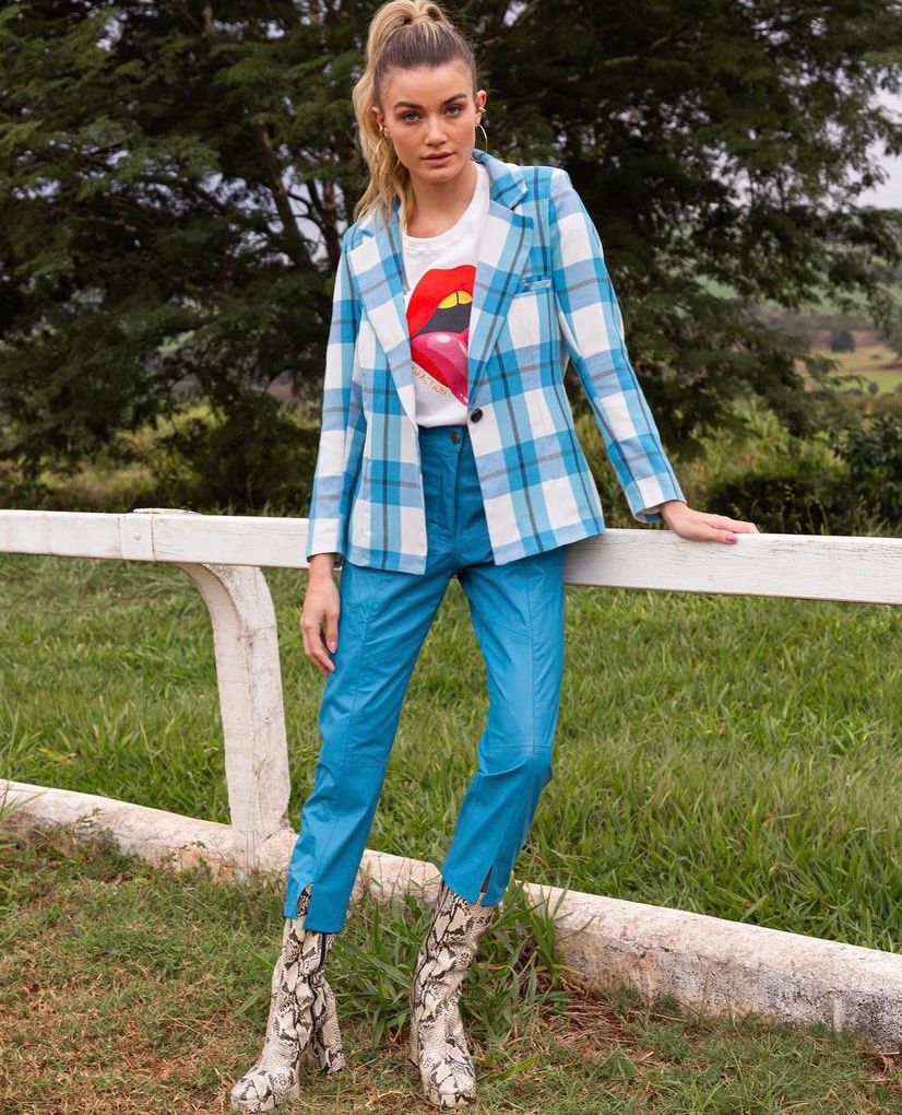 Blusa e casaco xadrez colorido com calça jeans e coturno