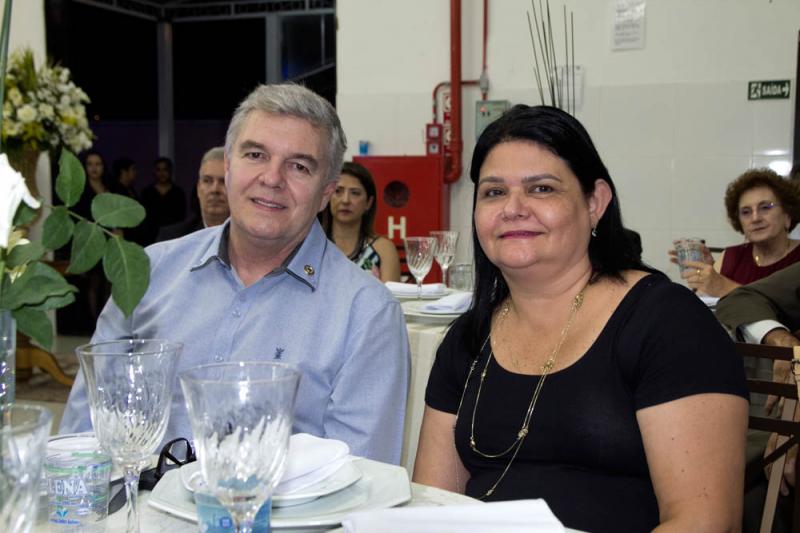 José Dirceu Tardelli Faleiros, administrador do Hospital Veterinário e esposa Déborah