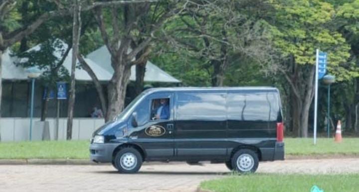 Bombeiros resgatam o corpo