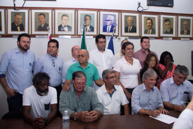 Autoridades, representantes da FEI e vereadores ao fundo - projeto foi aprovado por unanimidade na câmara