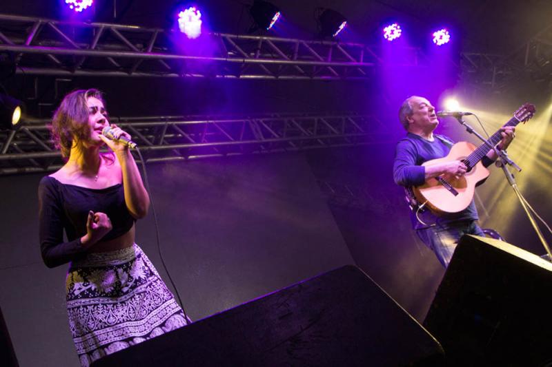 ...que também fez dueto com a cantora Camilla Faustino