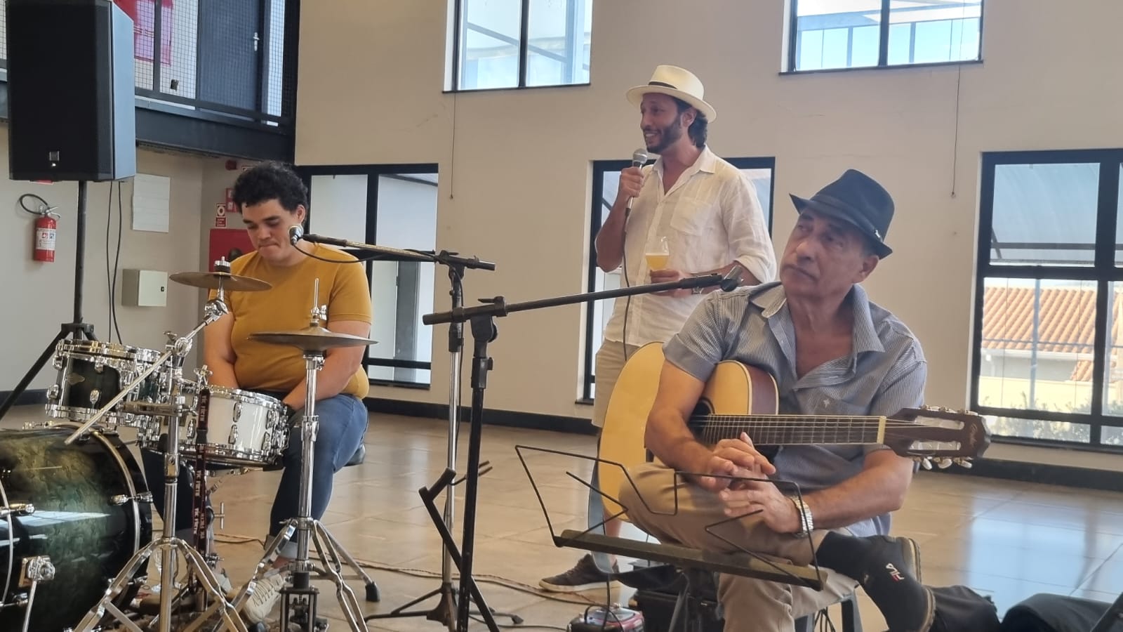 Entre os músicos João e Muller o agradecimento seguido de um sonoro" Parabéns a Você "