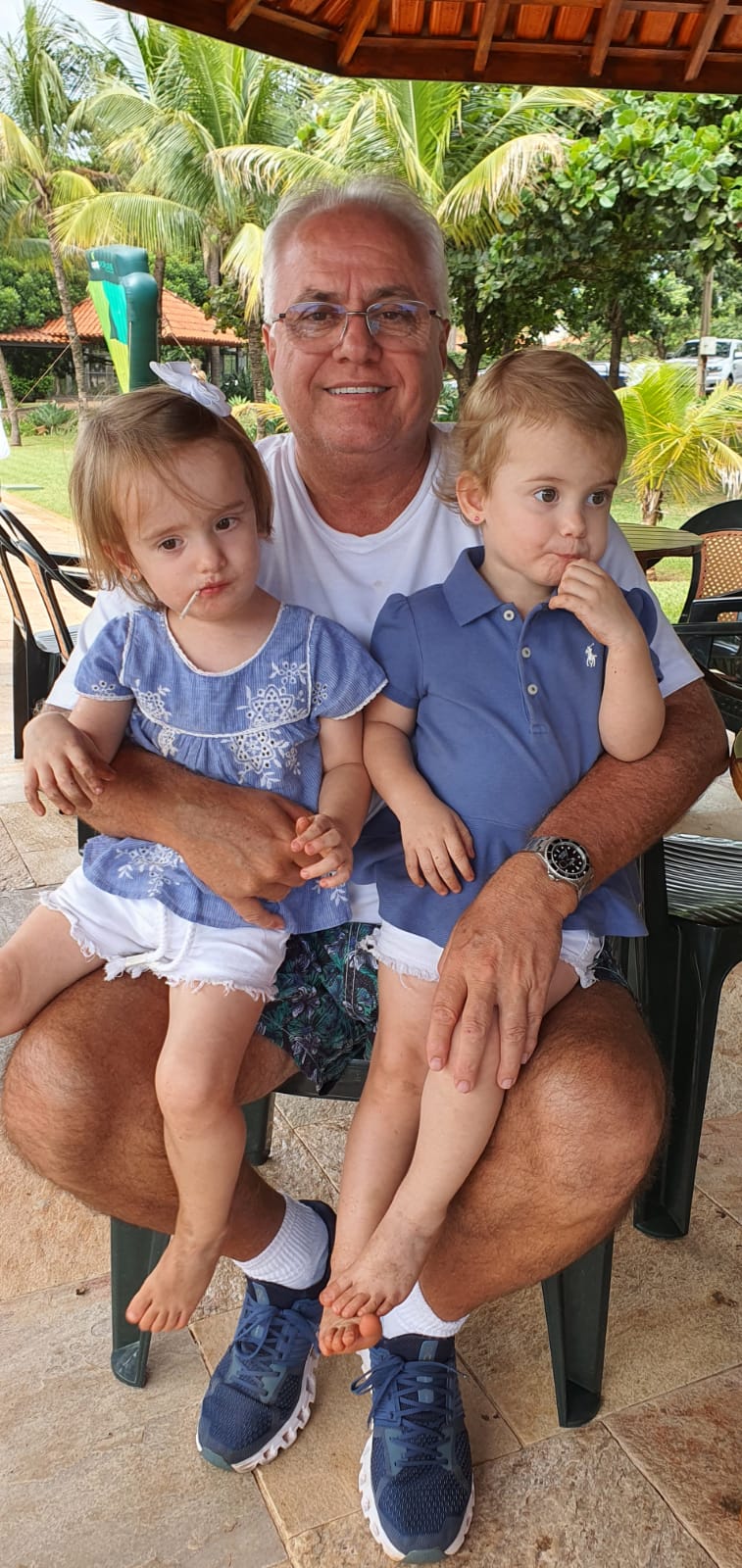 Guga  Silveira  com as netas, Antonella  e  Eduarda