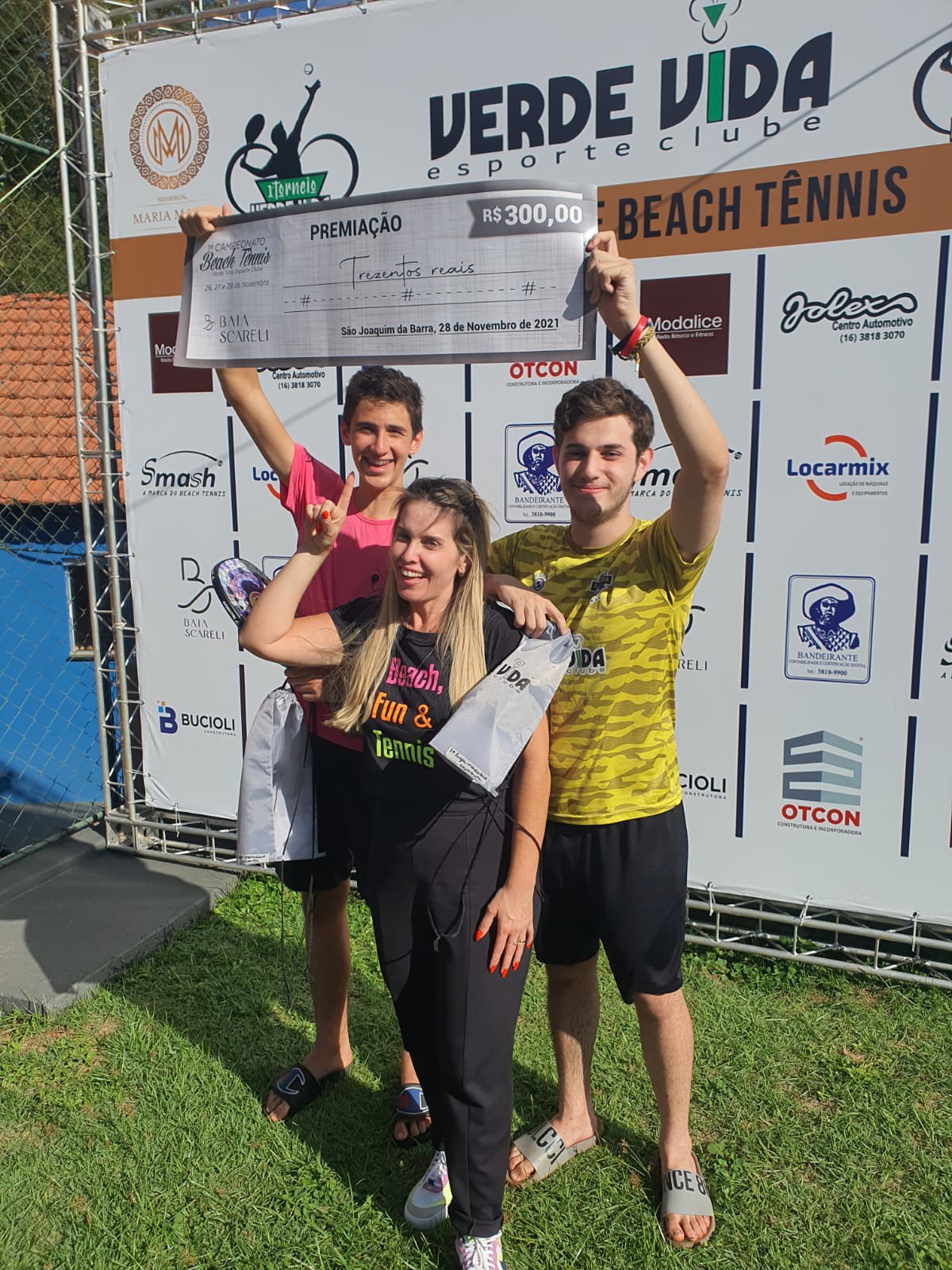 Baia Vilella  Rosa, faz premiação  a dupla,  Luiz Vilella  Rosa e Kadu  Vilella  Rosa.  Dupla Campeã