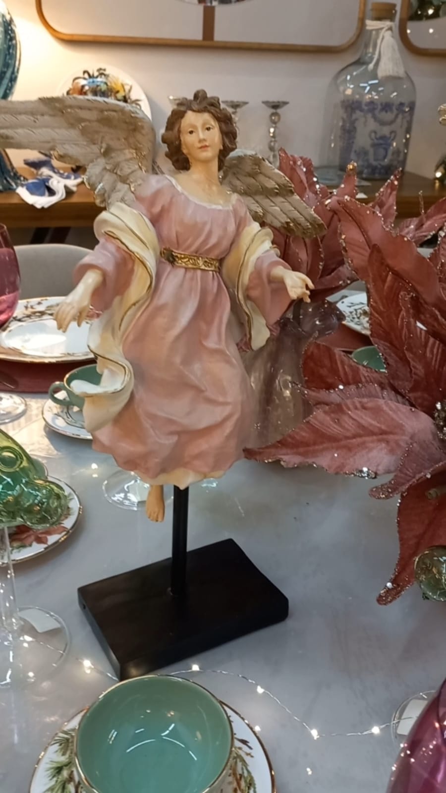 Em outro cantinho, anjos de resina compõem a decoração