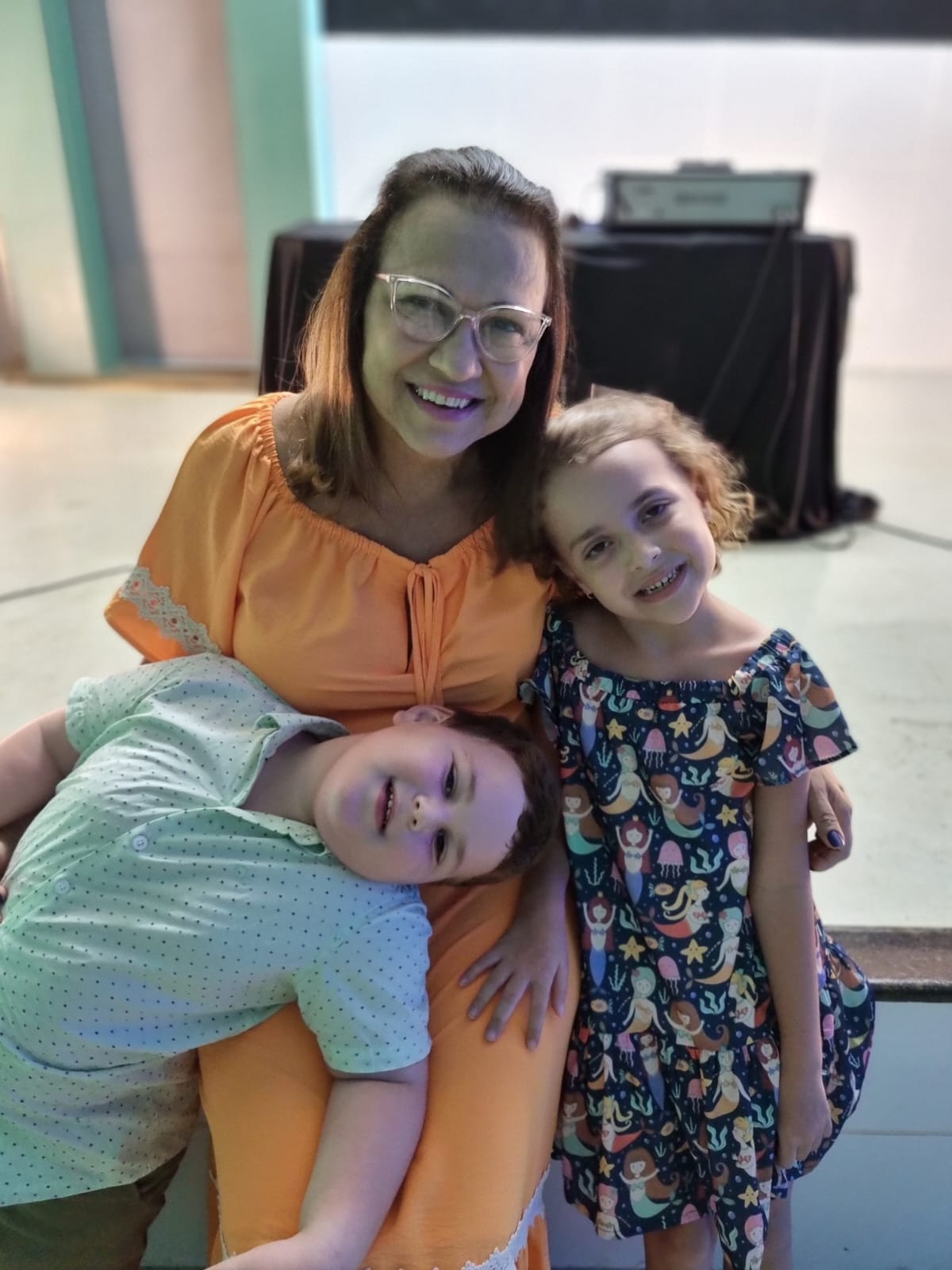 Bete Silva  entre os neto Olivia  e Pedro