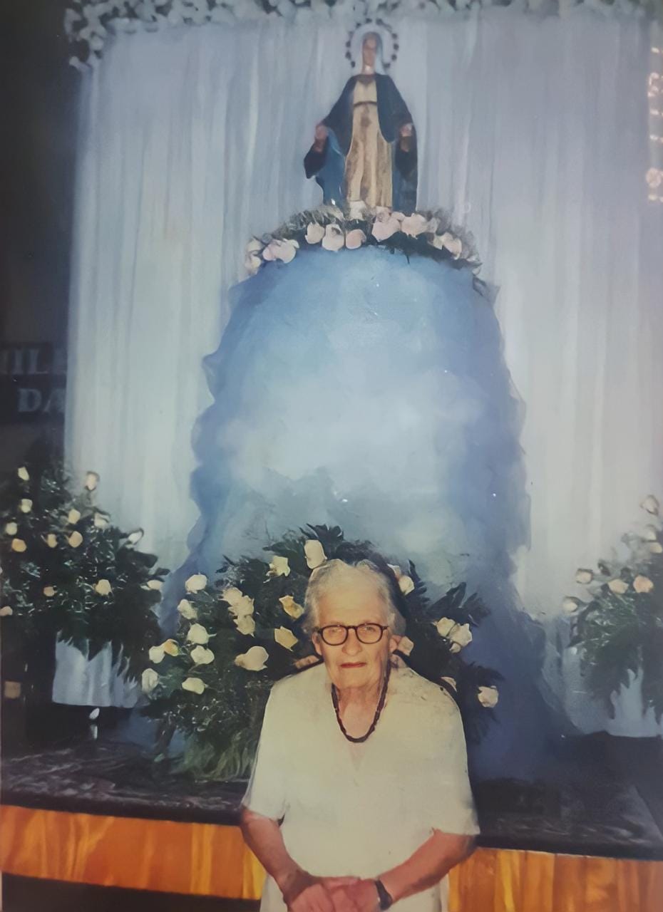 Dona Rosa Consoni Ferrero participando da sua última novena em 1997