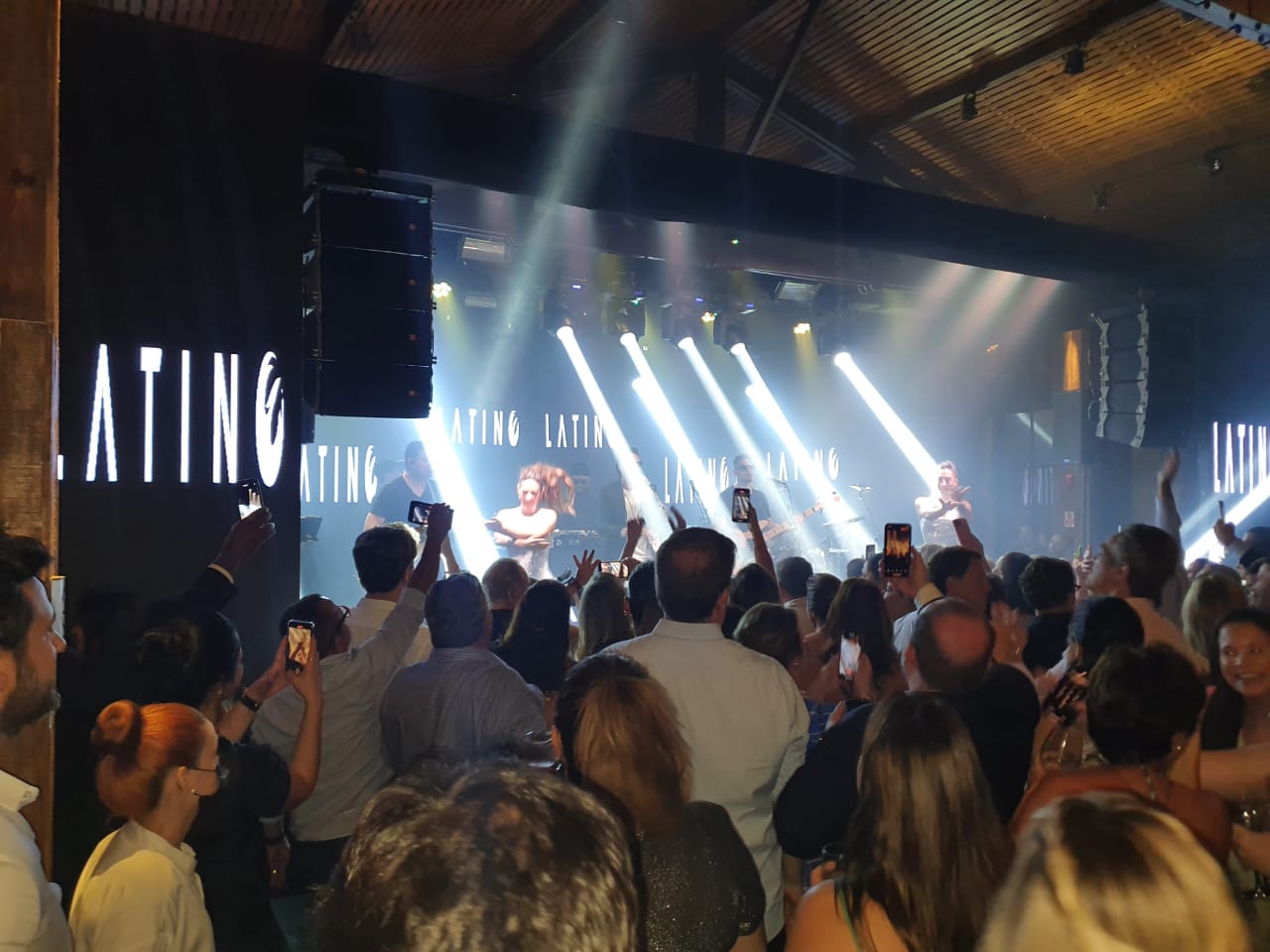 o cantor Latino arrasando no palco