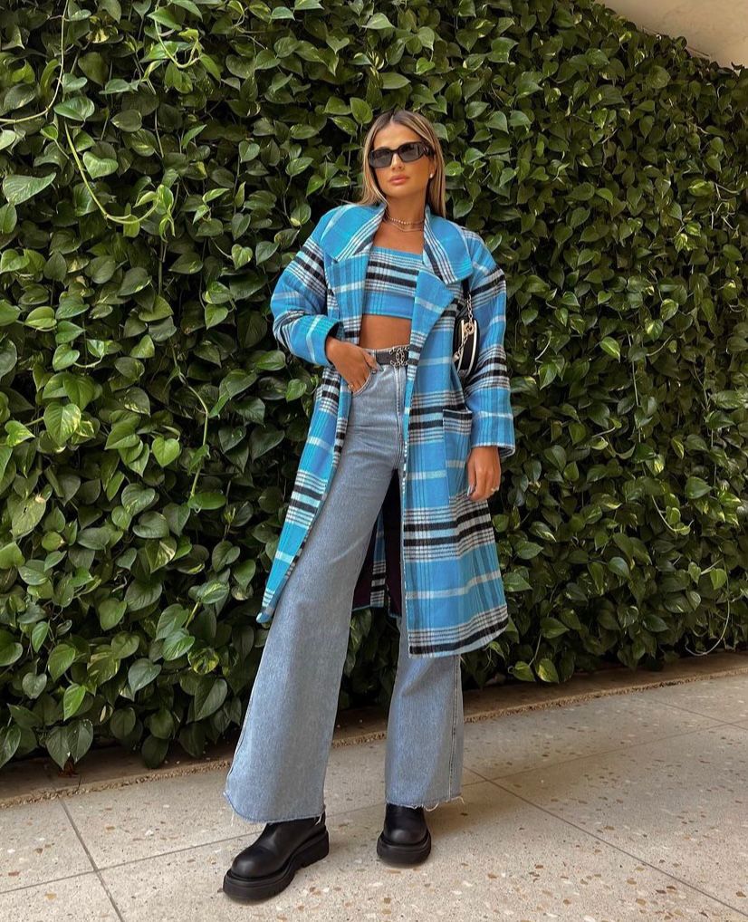 Blusa e casaco xadrez colorido com calça jeans e coturno