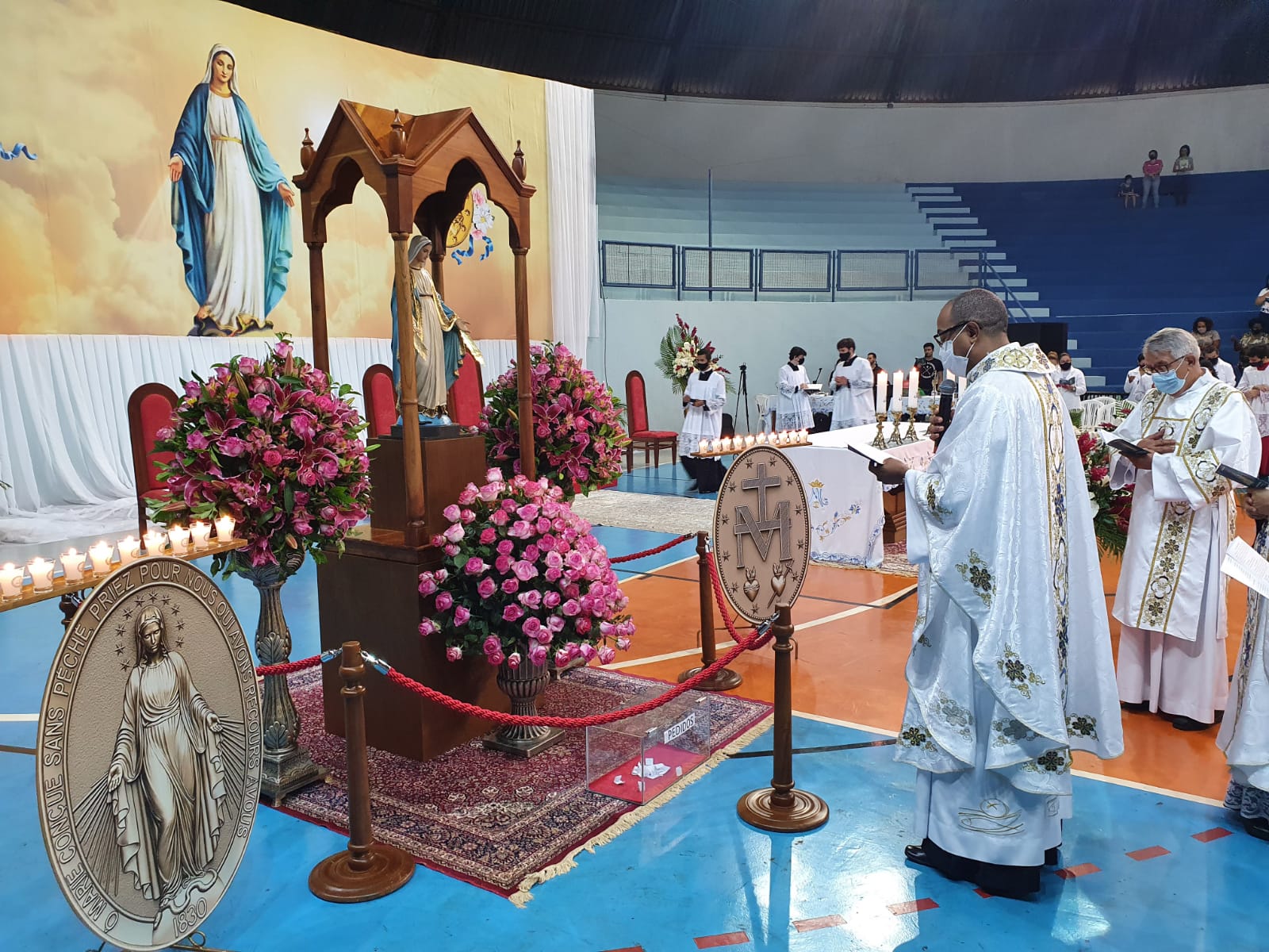 Primeiro dia de novena, às 5h30 de hoje (18)