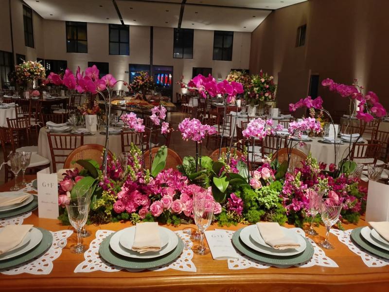 as flores nos tons:rosa, bordô, vermelho decoravam o salão